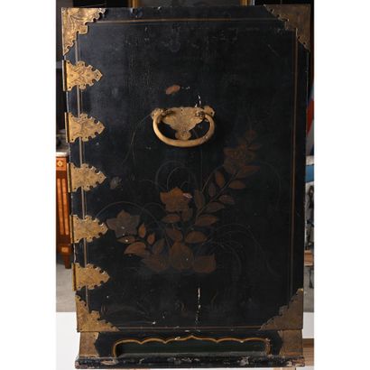 CABINET ANGLAIS en laque, bois et bronzes...