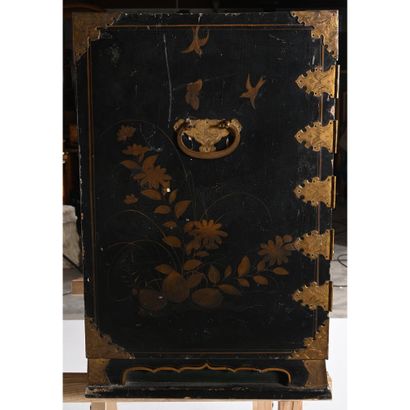 CABINET ANGLAIS en laque, bois et bronzes...