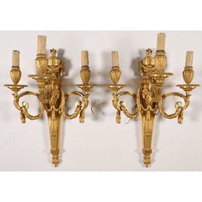 GRANDE PAIRE D’APPLIQUES DE STYLE LOUIS XVI...