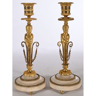 PAIRE DE BOUGEOIRS LOUIS XVI en bronze et...