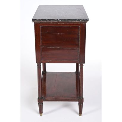 TABLE DE SALON DIRECTOIRE en acajou et placage...