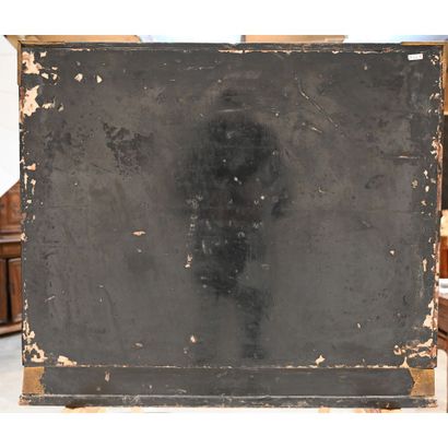 CABINET ANGLAIS en laque, bois et bronzes...