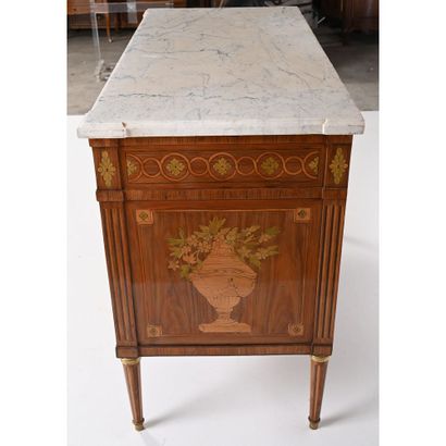 DESTER. COMMODE LOUIS XVI en placage de bois...