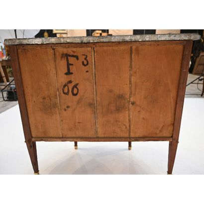 COMMODE LOUIS XVI de forme demi-lune en placage...