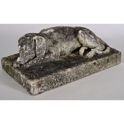 CHIEN couché en pierre reconstituée sur une...