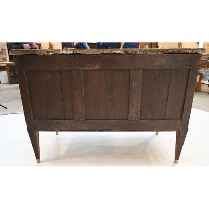RARE COMMODE LOUIS XVI de forme rectangulaire...