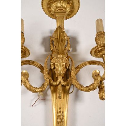 GRANDE PAIRE D’APPLIQUES DE STYLE LOUIS XVI...