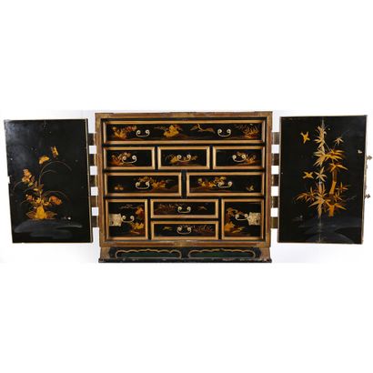 CABINET ANGLAIS en laque, bois et bronzes...