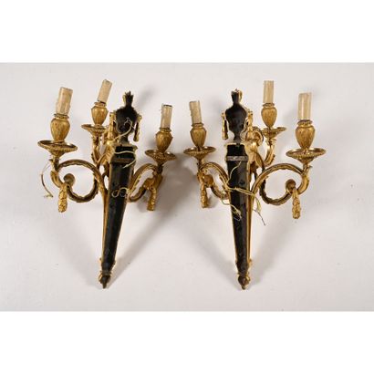 GRANDE PAIRE D’APPLIQUES DE STYLE LOUIS XVI...