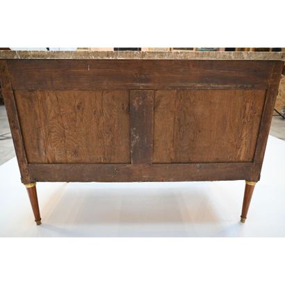 DESTER. COMMODE LOUIS XVI en placage de bois...