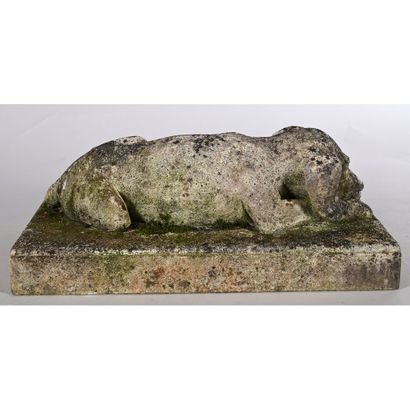 CHIEN couché en pierre reconstituée sur une...