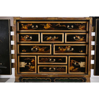 CABINET ANGLAIS en laque, bois et bronzes...