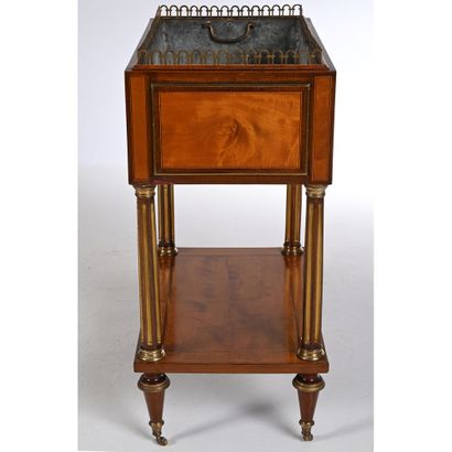 AVRIL. JARDINIERE LOUIS XVI en acajou et...