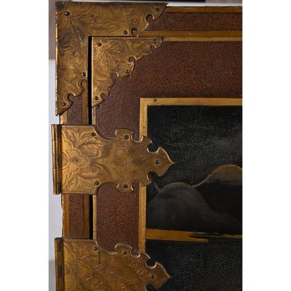 CABINET ANGLAIS en laque, bois et bronzes...