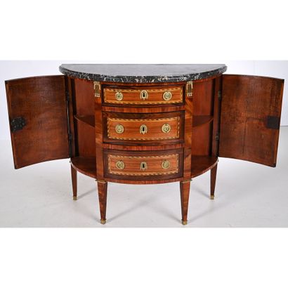 COMMODE LOUIS XVI de forme demi-lune en placage...