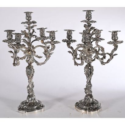 PAIRE DE GRANDS CANDELABRES LOUIS XV en bronze...