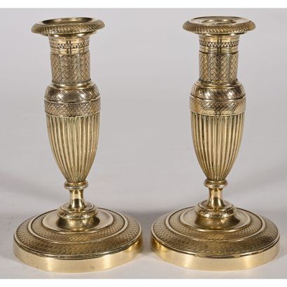 PAIRE DE PETITS BOUGEOIRS RESTAURATION en...