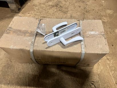 Lot de poignée de porte 4 cartons de 25 paires....