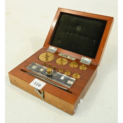 Brand: OERTLING London chemist, with case,...