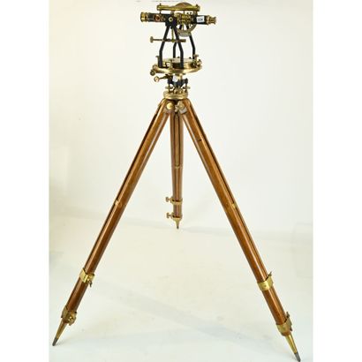 TOPOGRAPHIC THEODOLITE, No brand. With tripod,...