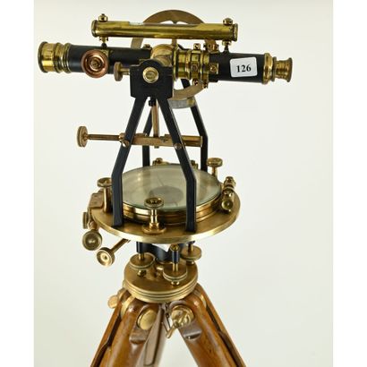 TOPOGRAPHIC THEODOLITE, No brand. With tripod,...