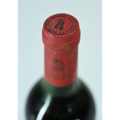 1 Btle Château LATOUR, 1977. (Niveau épa...