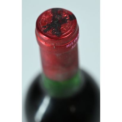 1 Btle Château PETRUS, 1976. (Etiquette légèrement...