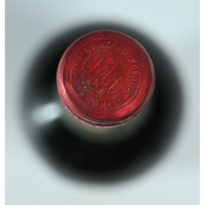 1 Btle Château PETRUS, Pomerol, 1975. (Niveau...