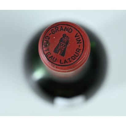 1 Btle Château LATOUR, 1977. (Niveau épa...