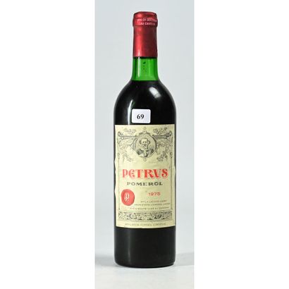 1 Btle Château PETRUS, Pomerol, 1975. (Niveau...