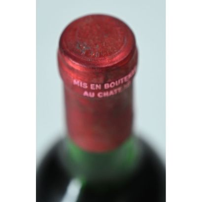 1 Btle Château PETRUS, Pomerol, 1975. (Niveau...