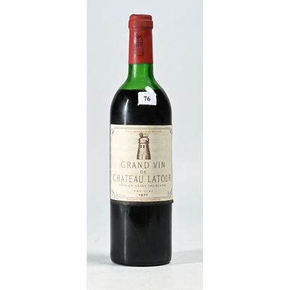 1 Btle Château LATOUR, 1977. (Niveau épa...