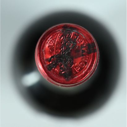 1 Btle Château PETRUS, 1976. (Etiquette légèrement...