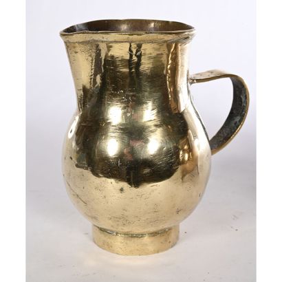 Bronze PICHET with rounded handle. Ep.XVIIè....