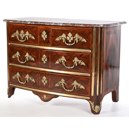 REGENCE COMMODE with curved front in leaf-inlaid...