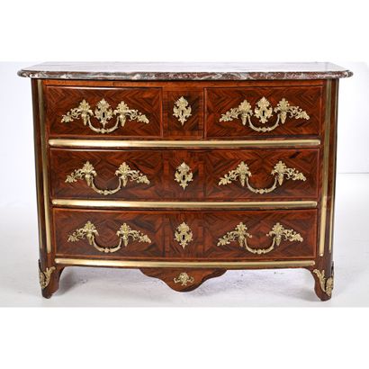 REGENCE COMMODE with curved front in leaf-inlaid...