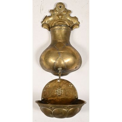 Brass chubby FOUNTAIN with shell receptacle....