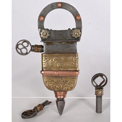 Iron triple-lock padlock. Original operation....