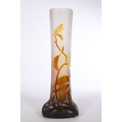 DAUM in NANCY. JOLI VASE in the naturalistic...