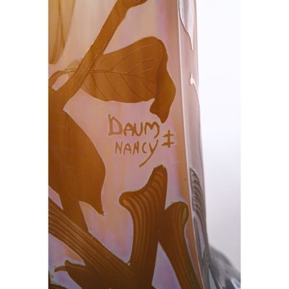 DAUM in NANCY. JOLI VASE in the naturalistic...