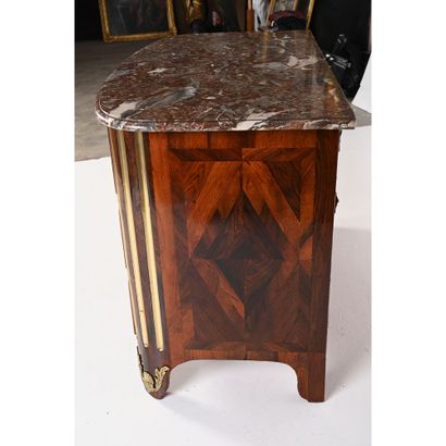 REGENCE COMMODE with curved front in leaf-inlaid...
