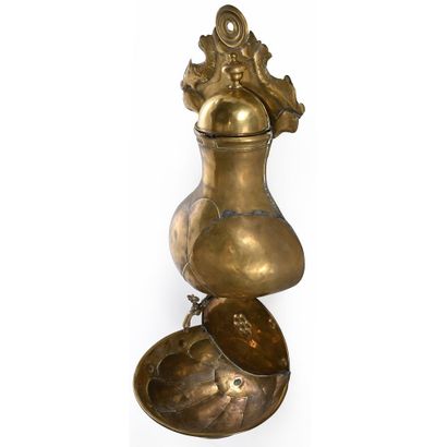 Brass chubby FOUNTAIN with shell receptacle....