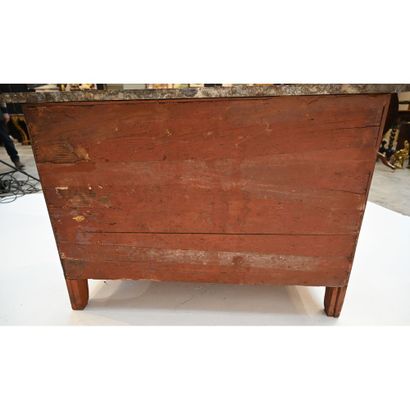REGENCE COMMODE with curved front in leaf-inlaid...