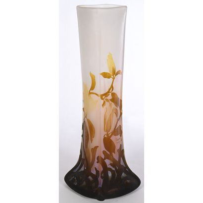 DAUM in NANCY. JOLI VASE in the naturalistic...