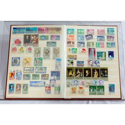Europe, 14 albums de timbres majorité ob...