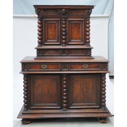 MEUBLE LOUIS XIII A 2 CORPS A RETRAIT en...