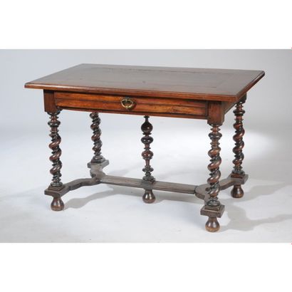 TABLE LOUIS XIII en noyer ouvrant par 1 large...