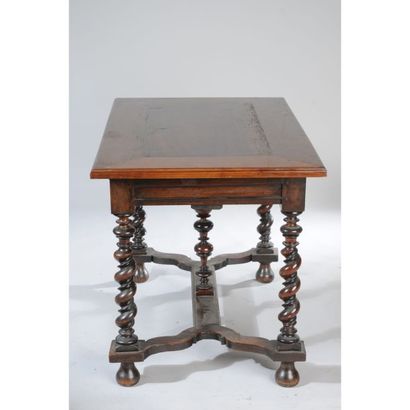 TABLE LOUIS XIII en noyer ouvrant par 1 large...