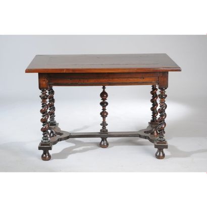 TABLE LOUIS XIII en noyer ouvrant par 1 large...