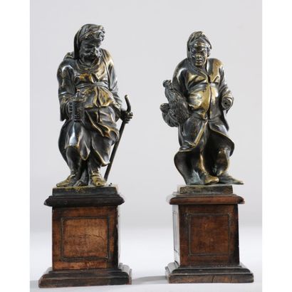 2 PERSONNAGES en bronze patiné positionnés...